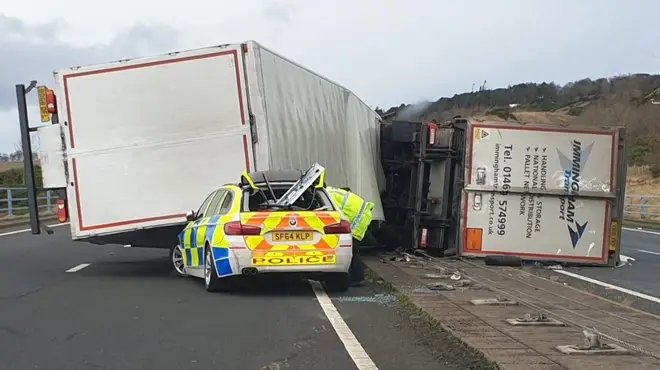 The police car was crushed by a lorry