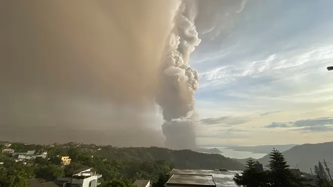 The plume of ash reached more than 1km