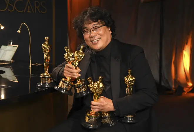 Bong Joon-ho holds the Oscars won by Parasite