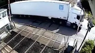 Lorry gets stuck on level crossing