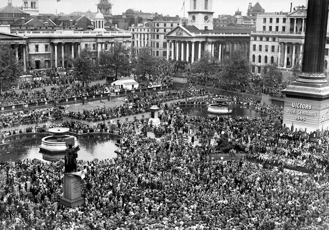 Huge crowds at Trafalgar Square in London celebrate VE Day on 08/05/45