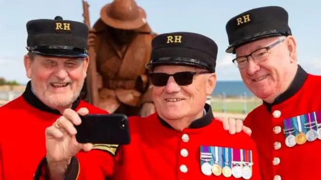Fred Boomer-Hawkins (middle) taking a selfie with other Chelsea Pensioners on a trip to Durham