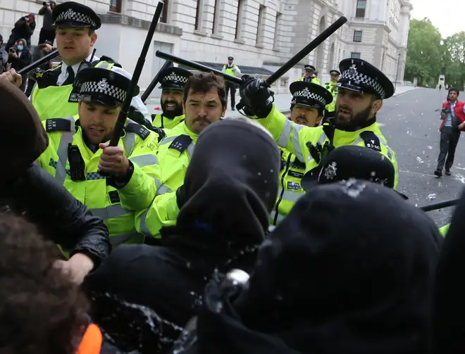 Police intervene anti-racism protest in London