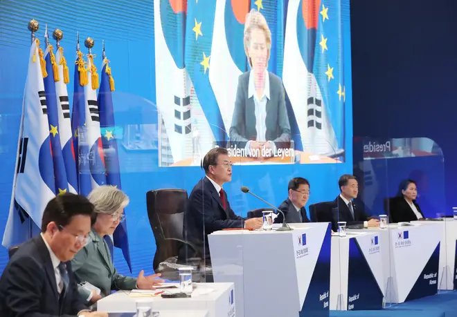 South Korean President Moon Jae-in (centre)