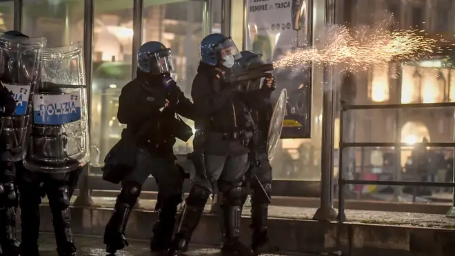 Police fire tear gas at protesters in Turin