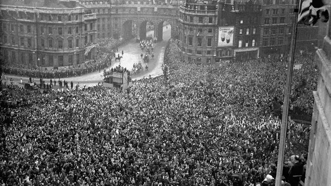 How London turned out for the Royal Wedding in 1947