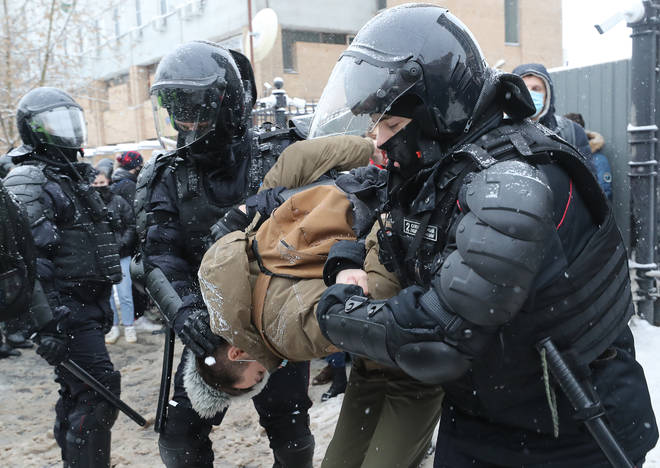 Moscow riot police have made almost 1,000 arrests, with some accusing the police of violence.