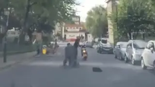 Heroic pedestrian stops moped thief