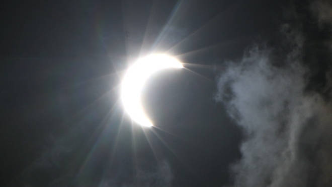 Солнечное затмение 2024 года фото. Солнечное затмение 2021. Полное солнечное затмение 11 августа 1999 года. Solar Eclipse 2021 TDS. Солнечное затмение август 1999 года.