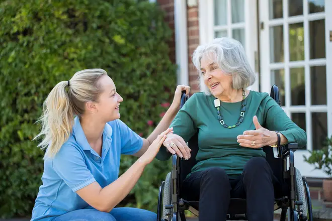 Government advisors have recommended that immigration rules on care worker jobs should be relaxed "immediately"