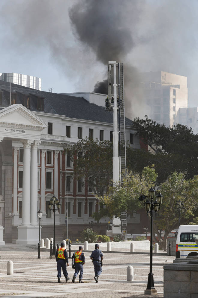 A major fire broke out in the South African parliament building in Cape Town.