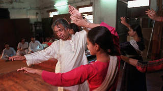 Indian classical kathak dance guru Birju Maharaj teaches students at his studio in New Delhi in 1997