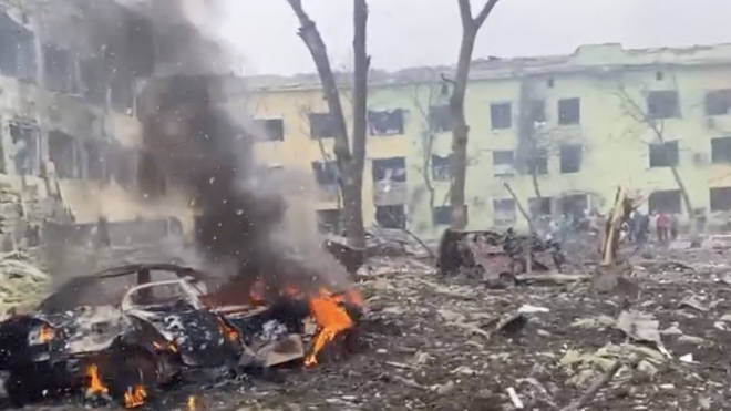Mariupol hospital destroyed in air strike