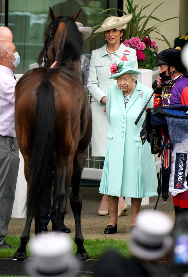 Queen admires Reach for the Moon before race last year