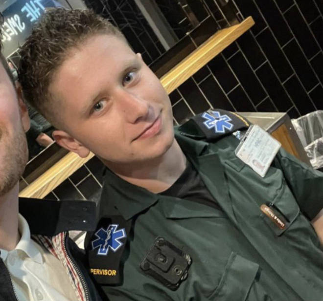 L'ambulancier adolescent Liam Gallimore a gagné 20 000 £ dans une plainte pour discrimination après avoir été victime d'abus homophobes.