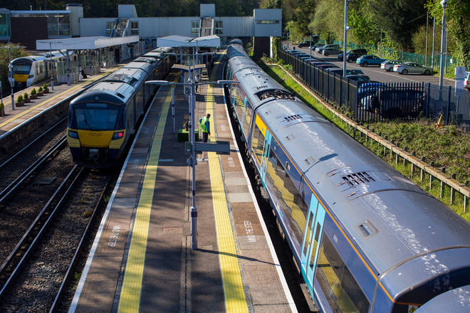Повече от 40 000 работници в Network Rail и 15 компании, опериращи влакове, ще бъдат гласувани за стачни действия