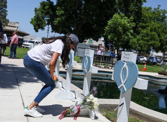 Meghan Markle has paid her respects at a makeshift memorial in Uvalde for the 21 victims of a school shooting.