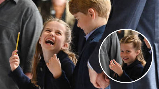 Princesė Charlotte juokiasi su broliu per jų kelionę į Velsą