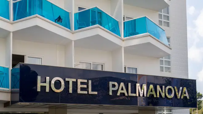 A 53-year-old Briton drowned in a pool after fainting while swimming in a pool at the Globales Palmanova Hotel on Sunday afternoon.