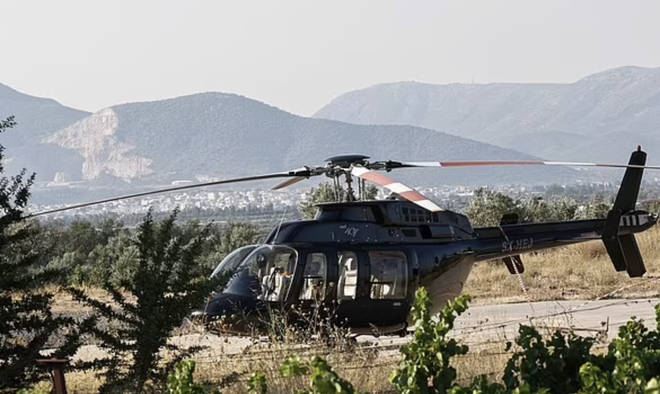 L'homme aurait marché derrière l'hélicoptère Bell 407 alors que ses moteurs étaient encore en marche et a été heurté par le rotor de queue de l'avion.