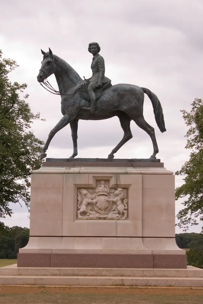 Queen statue in Windsor