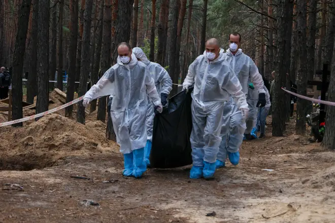 Ukrainian authorities exhume the bodies of people killed in Izium