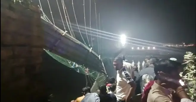 Gujarat: Suspension bridge collapses