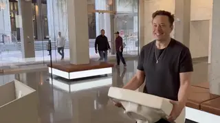 Elon Musk pictured carrying a sink into Twitter's HQ