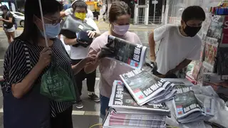 People queue up to buy last issue of Apple Daily