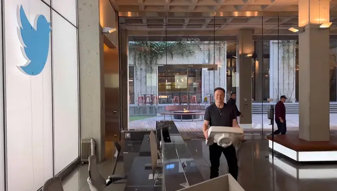 A video grab taken from a video posted on the Twitter account of billionaire Tesla chief Elon Musk on October 26, 2022 shows himself carrying a sink as he enters the Twitter headquarters in San Francisco.