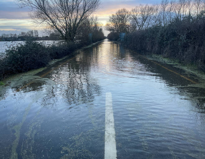 : L'alluvione circonda la strada A361 nel Somerset
