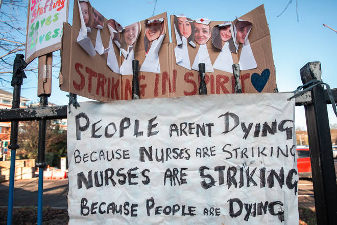Sykepleiere og ambulansepersonell er i streik på grunn av lønn og vilkår