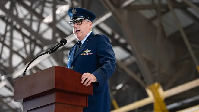 General Minihan addresses Air Force graduates at a US airbase
