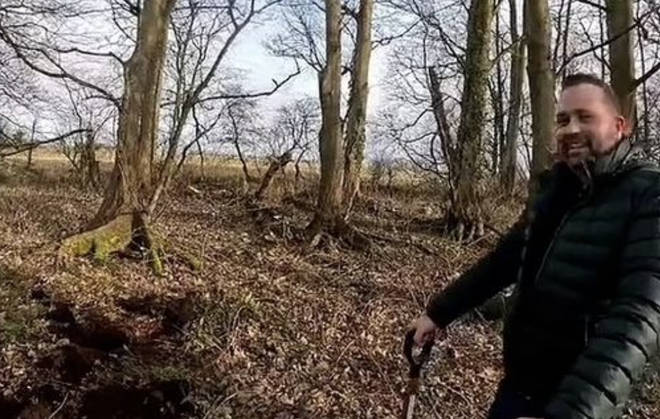 Dans une vidéo publiée sur les réseaux sociaux, deux hommes semblent être un bosquet en quête près de la rivière Wyre, où elle a disparu.