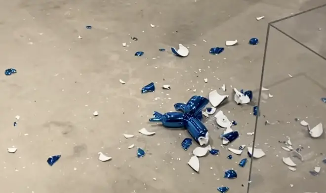 An iconic sculpture by American artist Jeff Koons worth £35,000 was accidentally smashed during a VIP event at a Miami gallery.