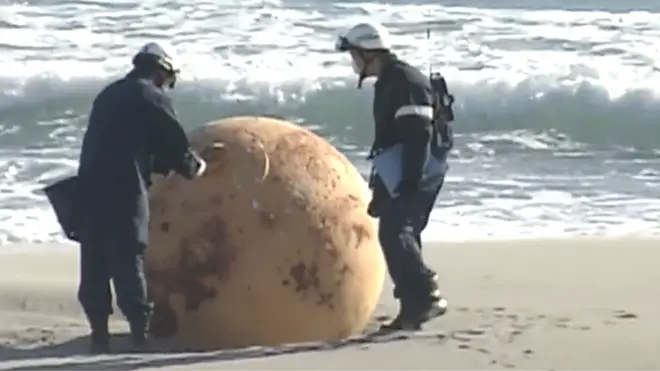 A giant metal ball, around 1.5 metres in diameter, has appeared on a beach in Japan, astounding officials, residents and online spectators. 