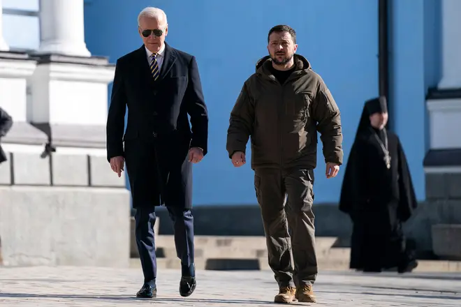 US President Joe Biden walks with Ukrainian President Volodymyr Zelenskyy
