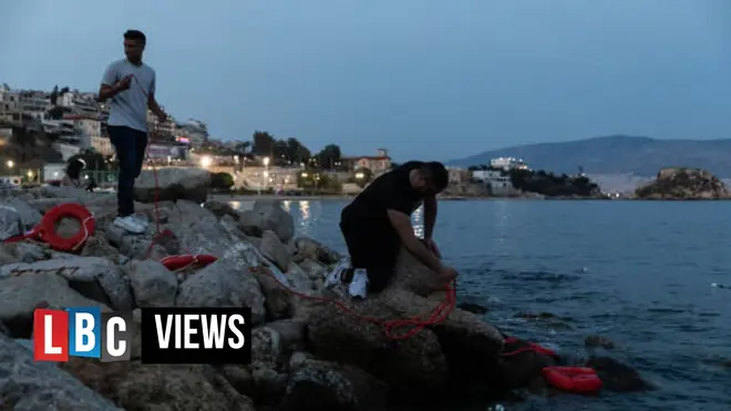 People mourning the death of migrants in Greece