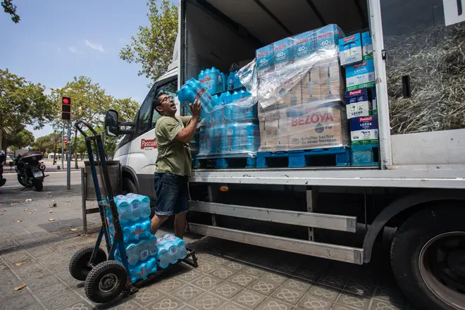 A man distributes water amid the heatwave in Spain