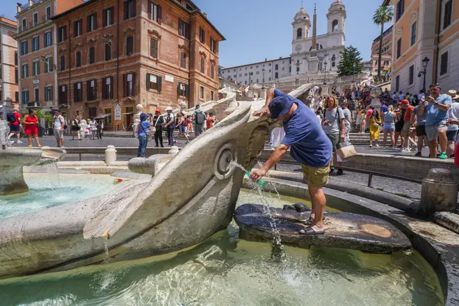 Tourists cool down in Rome under baking temperatures