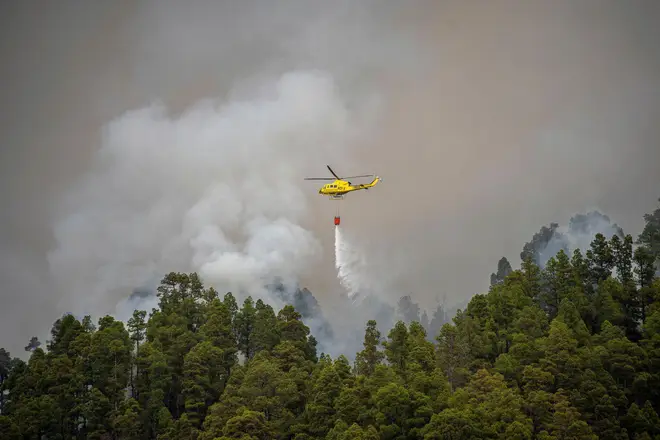 The Spanish authorities are fighting a fire on La Palma