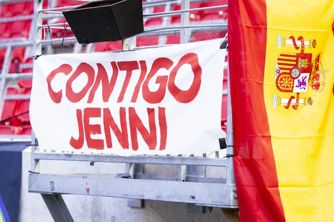 A banner hangs that says "CONTIGO JENNI" which translates to With Jenni
