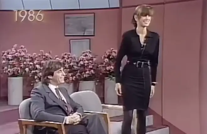 Cindy Crawford stood up looking uncomfortable during the interview.