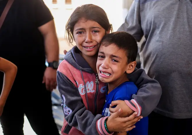 Children crying because of Israeli raids on October 15, 2023 in Khan Yunis, Gaza