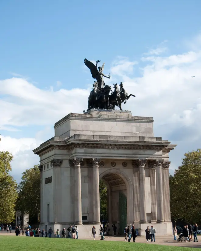Wellington Arch without the paint