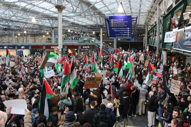 Hundreds of pro-Palestine protesters in Edinburgh Waverley station