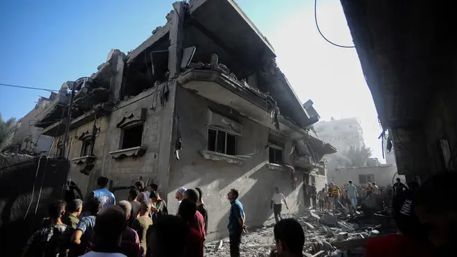 Al Nosirat, Gaza. 04th Nov, 2023. Palestinians search for victims in the aftermath of Israeli bombing on houses in Al Nosirat refugee camp in the southern Gaza city, on Saturday, on November 4, 2023. Photo by Ismael Mohamad/UPI Credit: UPI/Alamy Live News