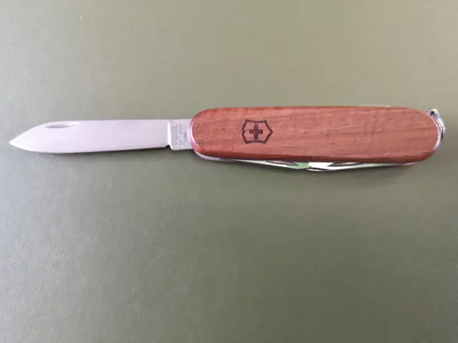 Swiss Army Knife in Walnut (this is the Huntsman)