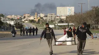Palestinians carrying their belongings