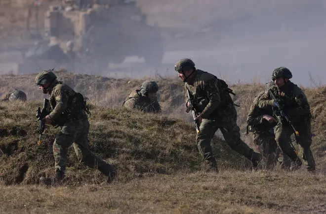 Soldaten der 2. Royal Evangelist Infantry, 2. Bataillon, Großbritannien stürmen in einem simulierten NATO-Angriff eine feindliche Stellung. 